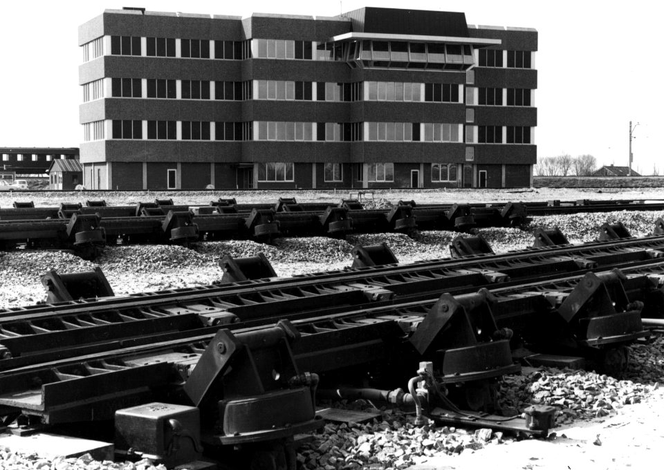 HUA-154899-Gezicht op het hoofdgebouw van het rangeerterrein Kijfhoek van de N.S. met op de voorgrond rangeersporen met railremmen
