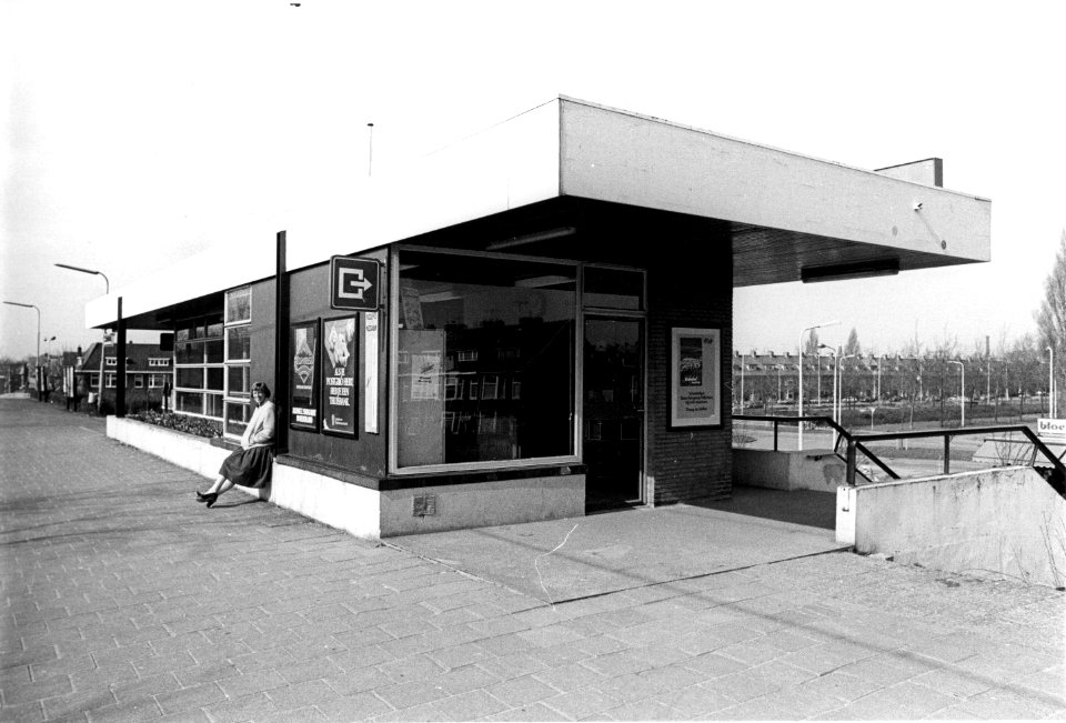 HUA-150507-Gezicht op de perronzijde van het N.S.-station Leiden Lammenschans te Leiden