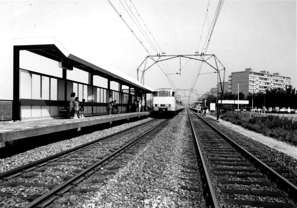HUA-155828-Gezicht op het perron en de spoorbaan bij het N.S.-station Maassluis West te Maassluis met twee gekoppelde electrische treinstellen plan Y ("Sprinter") van de N.S