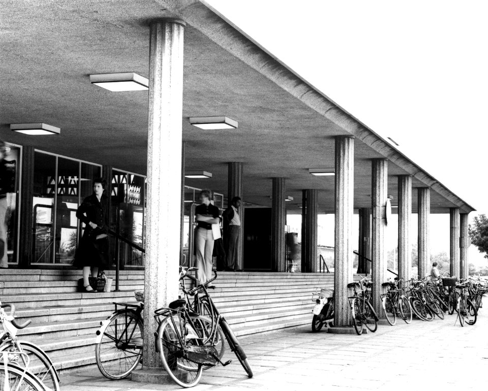 HUA-150501-Gezicht op de ingang van het NS station Leiden te Leiden