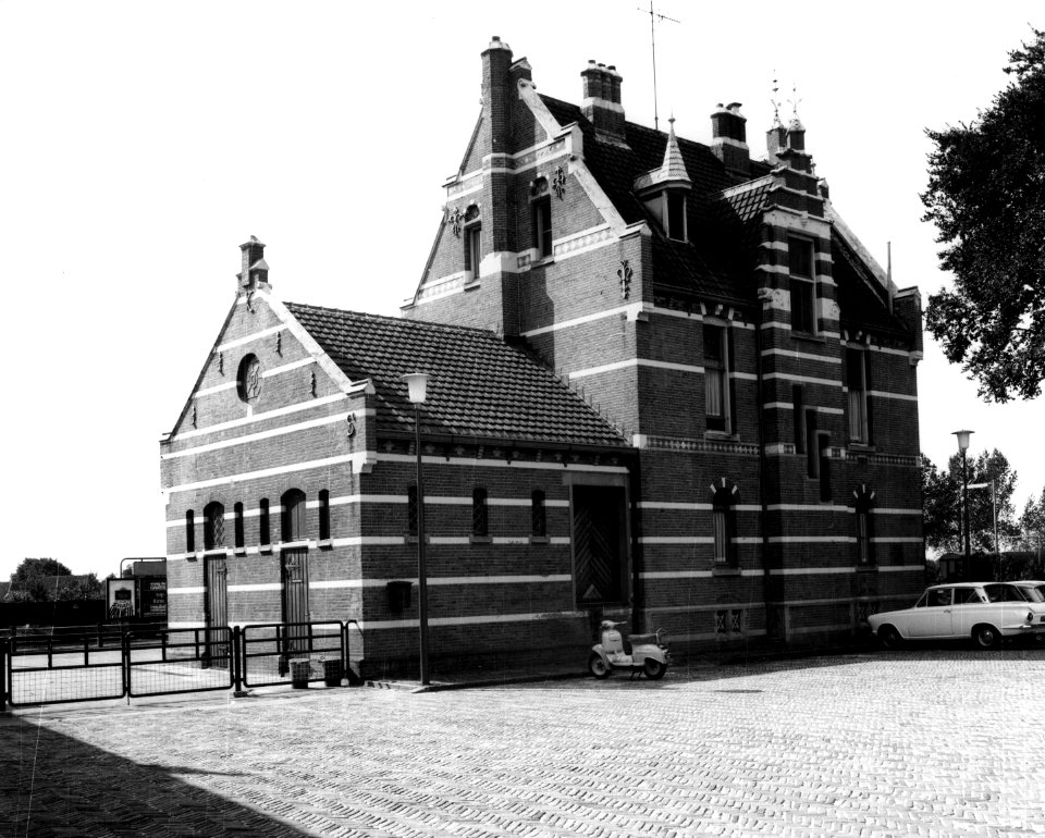 HUA-150475-Gezicht op de dienstwoning bij het NS station Kesteren te Kesteren