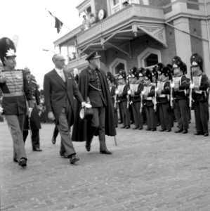 HUA-152934-Afbeelding van de ontvangst van de Argentijnse president Frondisi door Prins Bernhard bij het N.S.-station Baarn te Baarn