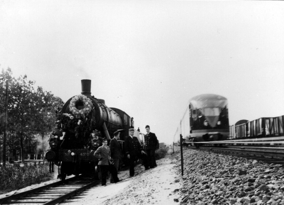 HUA-155480-Afbeelding van een groepje spoorlieden bij de versierde stoomlocomotief nr. 4310 van de N.S. (serie 4300-4400-4500, "Austerites", ex War Department nr. 70863), vermoedelijk te Gorinchem of Giessendam