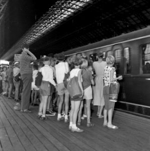 HUA-152957-Afbeelding van kinderen bij vertrek per trein uit het N.S.-station Amsterdam C.S. te Amsterdam (Groot Vakantie Kinderfeest)