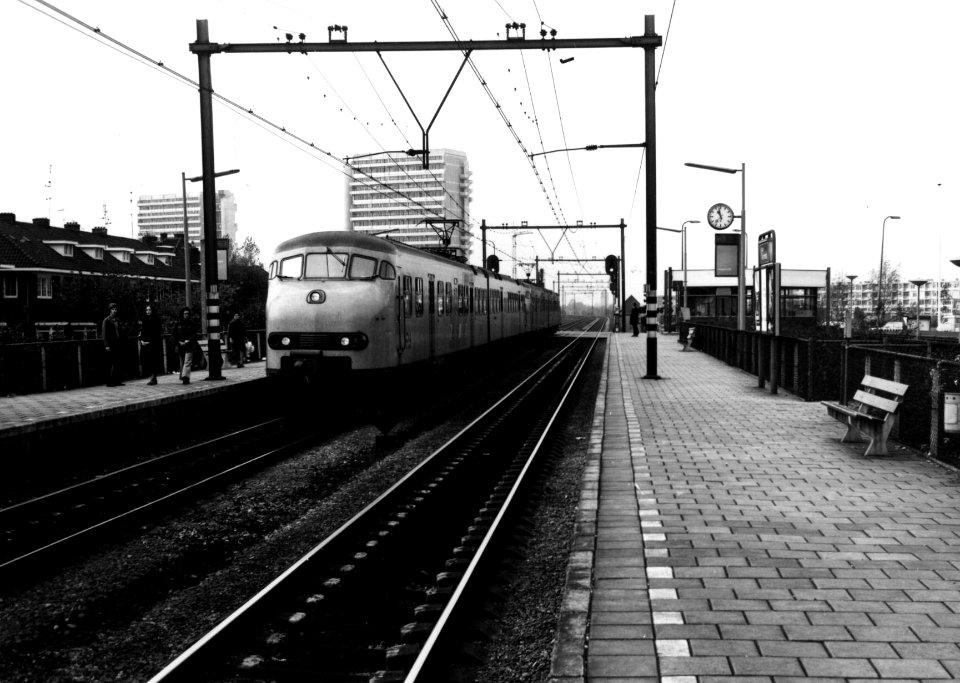 HUA-155615-Afbeelding van twee gekoppelde electrische treinstellen mat. 1964 (plan V) van de N.S. langs het perron van het N.S.-station Utrecht Overvecht te Utrecht