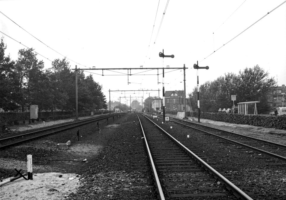 HUA-154909-Gezicht op de spoorbaan te Oss