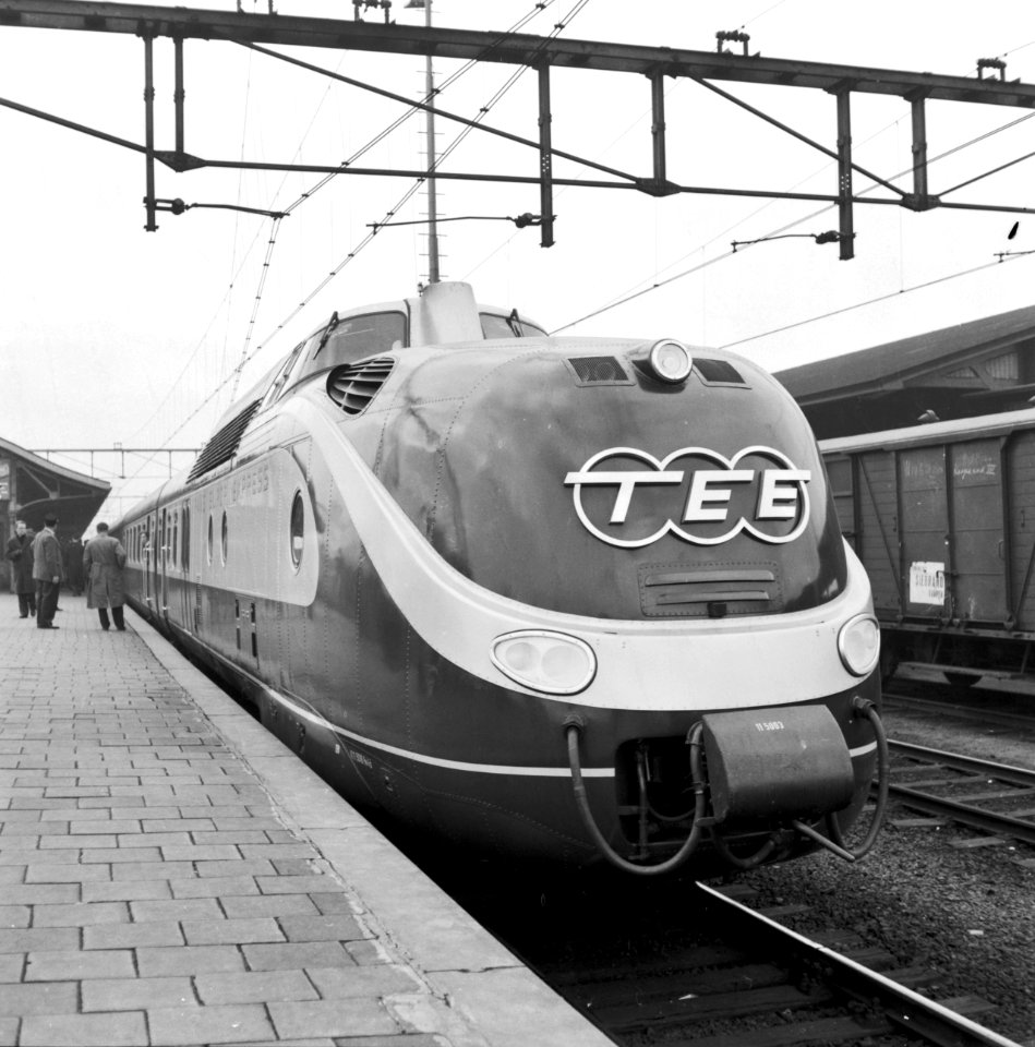 HUA-155725-Afbeelding van het diesel-electrische T.E.E.-treinstel VT 11 5003 (Reihe VT 11.5, later VT 601) van de D.B. te Apeldoorn. N.B. De foto is gemaakt tijdens een proefrit voor genodigden tussen Amsterdam 