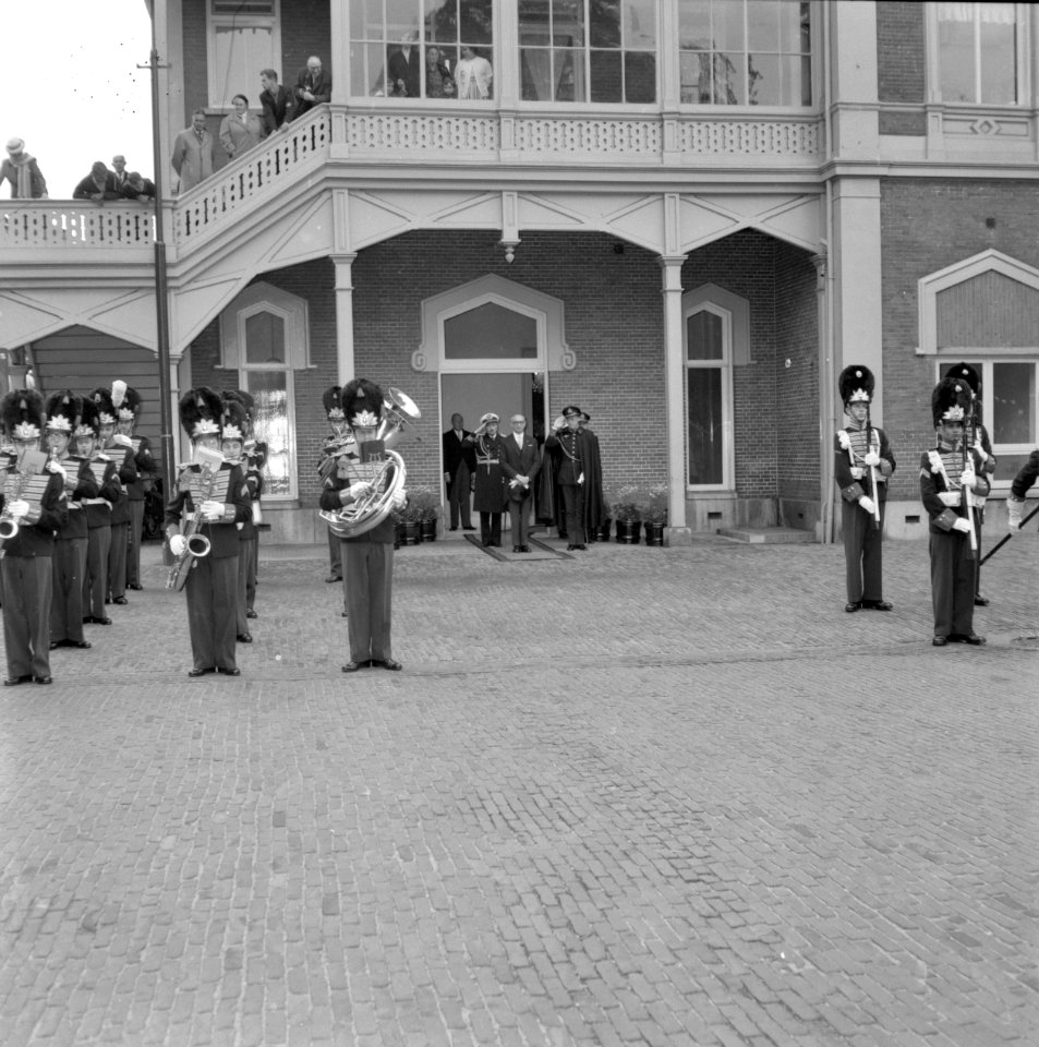 HUA-152936-Afbeelding van de ontvangst van de Argentijnse president Frondisi door Prins Bernhard op het NS station Baarn te Baarn