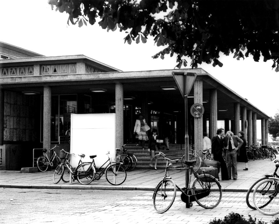 HUA-150500-Gezicht op de ingang van het NS station Leiden te Leiden