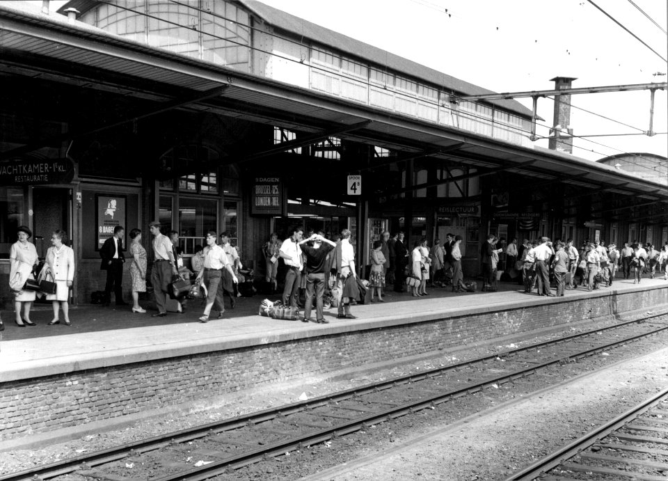 HUA-153002-Gezicht op het perron met reizigers van het N.S.-station Amersfoort te Amersfoort