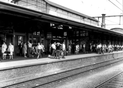 HUA-153002-Gezicht op het perron met reizigers van het N.S.-station Amersfoort te Amersfoort