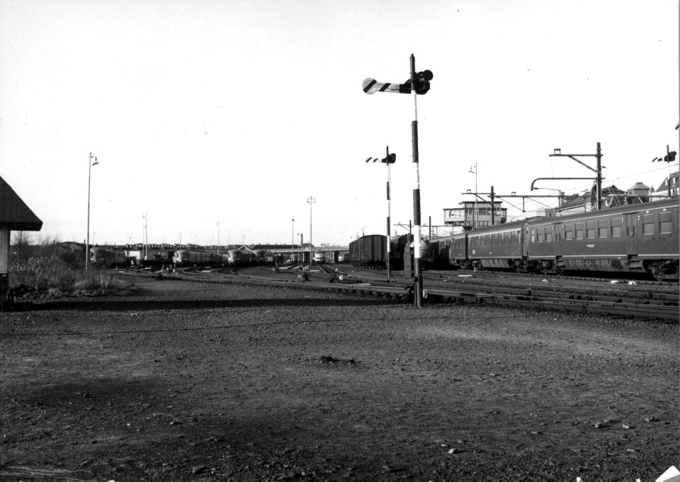 HUA-154843-Gezicht op het emplacement bij het NS station Groningen te Groningen met diverse soorten materieel van de NS