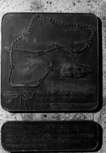 HUA-156093-Afbeelding van een plaquette ter herinnering aan de opening van de Zoetermeerlijn aan de gevel van het N.S.-station Zoetermeer te Zoetermeer