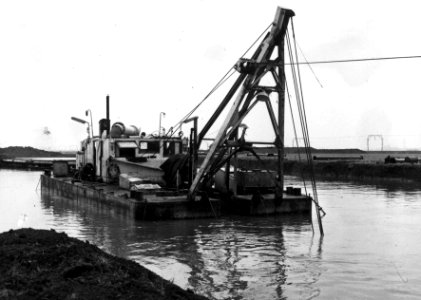 HUA-154862-Afbeelding van een zandzuiger bij de grondwerkzaamheden ten behoeve van de aanleg van het rangeerterrein Kijfhoek bij Barendrecht