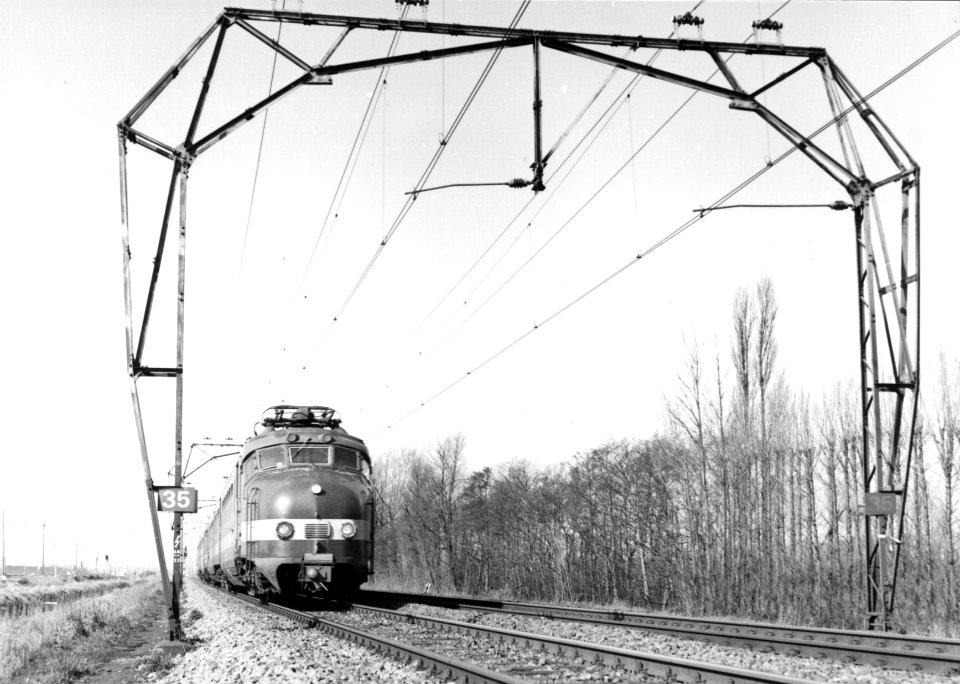 HUA-154886-Afbeelding van twee gekoppelde electrische treinstellen mat. 1954 (Benelux) van de N.S.-N.M.B.S. ter hoogte van het rangeerterrein Kijfhoek
