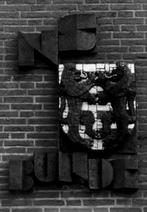 HUA-156134-Afbeelding van het keramische relëf (van kunstenaar Daan Wildschut) aan de gevel van het N.S.-station Bunde te Bunde