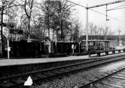 HUA-153029-Gezicht op het NS station Barneveld Dorp te Barneveld met Leidse Abri en links enkele bielsbouwsels NB De naam Barneveld Dorp is op 31 mei 1981 gewijz