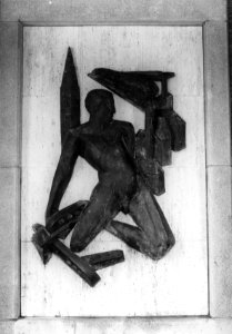 HUA-156133-Afbeelding van het door Charles Hammes vervaardigde bronzen reliëf in het N.S.-station Nijmegen te Nijmegen, voorstellende een zich oprichtende mannenfiguur, waarmee gesymboliseerd wordt de zich opric