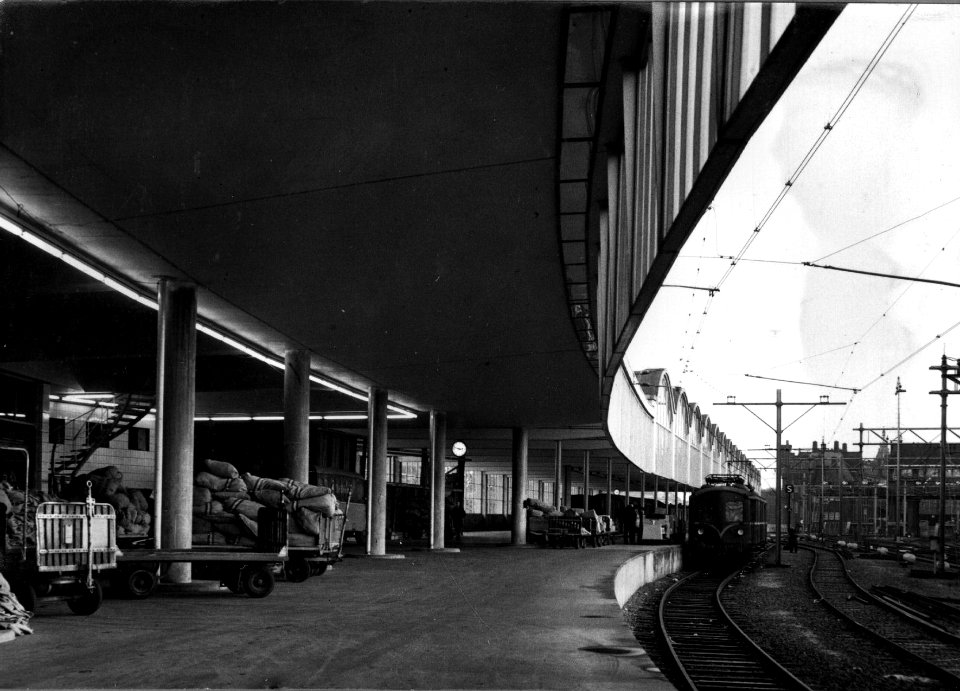 HUA-153013-Gezicht op het postperron bij het NS station Amsterdam CS te Amsterdam