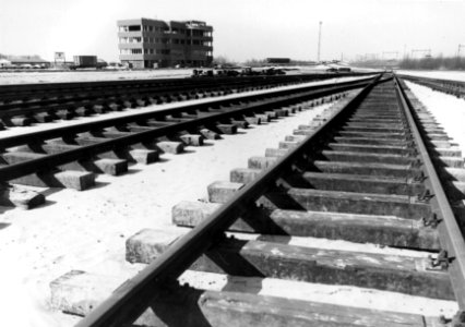 HUA-154878-Gezicht op het rangeerterrein Kijfhoek van de N.S. in aanbouw