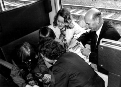 HUA-152909-Afbeelding van reizigers in een trein