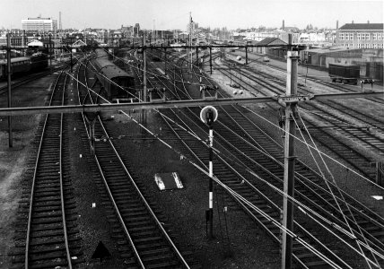 HUA-154849-Gezicht op het emplacement bij het N.S.-station Den Haag S.S. te Den Haag
