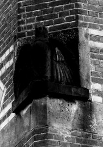 HUA-156145-Afbeelding van een stenen beeld voorstellende een roofvogel op een hoek van het NS station Heerlen te Heerlen