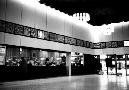 HUA-155108-Interieur van het N.S.-station Groningen te Groningen- hal met loketten