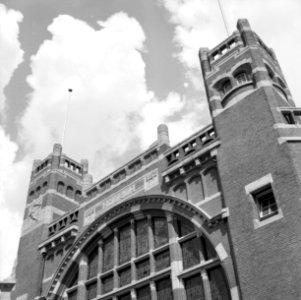 HUA-156187-Gezicht op een gedeelte van de voorgevel van het N.S.-station Haarlem te Haarlem