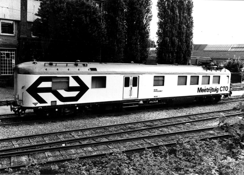 HUA-156324-Afbeelding van het meetrijtuig CTO (Centrum voor Technisch Onderzoek) 60 84 978 1 005-1 (ex postrijtuig plan D) van de N.S. na aflevering bij de hoofdwerkplaats te Tilburg