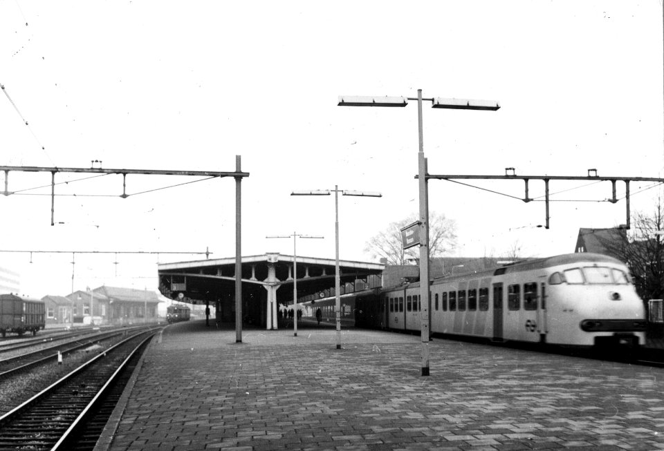 HUA-153191-Gezicht op het perron van het N.S.-station Naarden-Bussum te Bussum met rechts een electrisch treinstel mat. 1964 (plan V) van de N.S