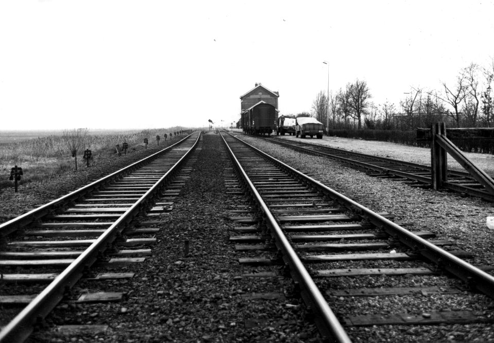 HUA-154845-Gezicht op het emplacement van het NS station Grijpskerk te Grijpskerk met op de achtergrond het stationsgebouw