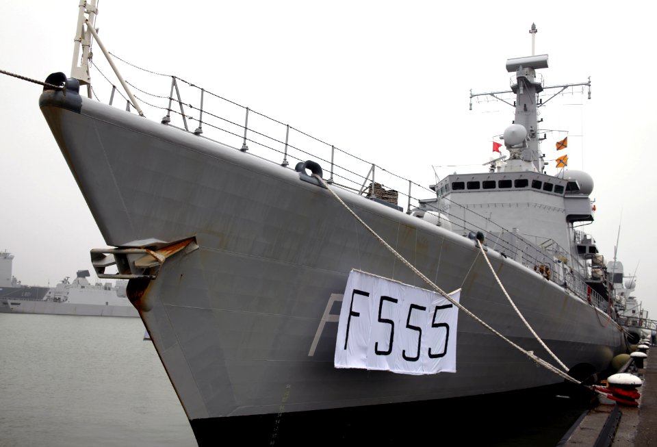 Hr-ms-van-amstel-is-voor-een-dag-voorzien-van-het-nummer-f555 (1)