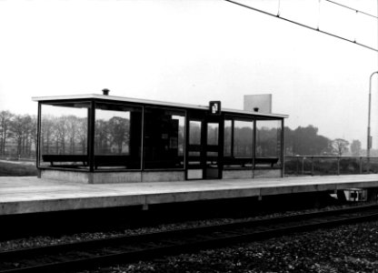 HUA-153194-Afbeelding van een "Leidse Abri" op het perron van het nieuwe N.S.-station Nijmegen Dukenburg te Nijmegen