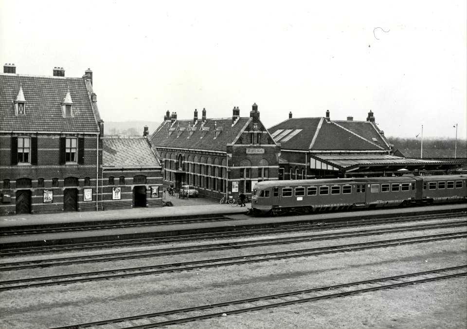 HUA-154993-Gezicht op het NS station Kesteren te Kesteren met langs het perron het diesel electrische treinstel nr 83 DE 2 Blauwe Engel van de NS