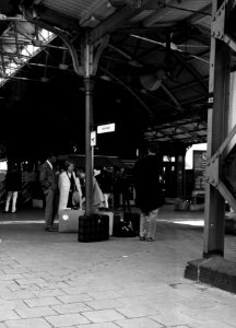HUA-153163-Afbeelding van reizigers op het perron van het N.S-station Leeuwarden te Leeuwarden