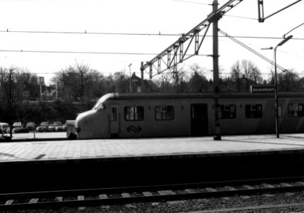 HUA-156299-Afbeelding van het electrische treinstel nr. 877 (mat. 1964, plan V) van de N.S. langs een perron van het N.S.-station Amersfoort te Amersfoort. Links op de achtergrond een deel van de P+R-parkeerplaa