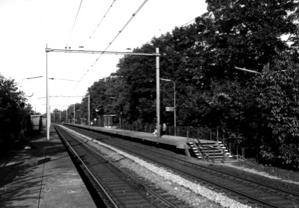 HUA-153183-Gezicht op de perrons van het NS station Maarn te Maarn