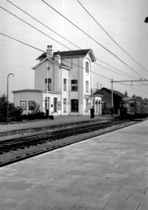 HUA-153140-Gezicht op de perronzijde van het NS station Kapelle Biezelinge te Kapelle