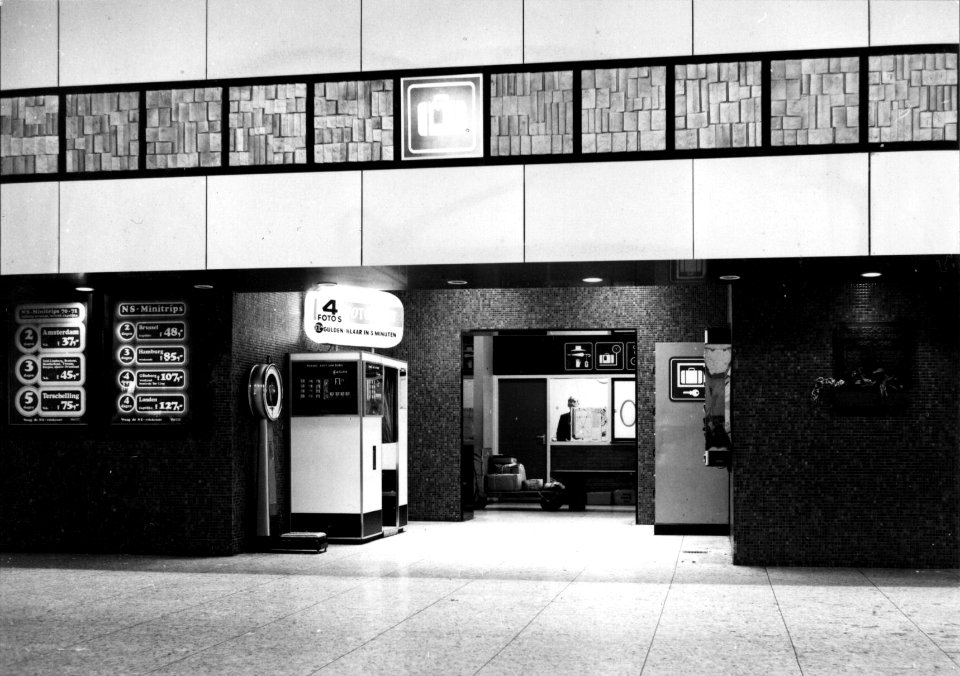 HUA-155106-Interieur van het N.S.-station Groningen te Groningen- hal met bagagebalie