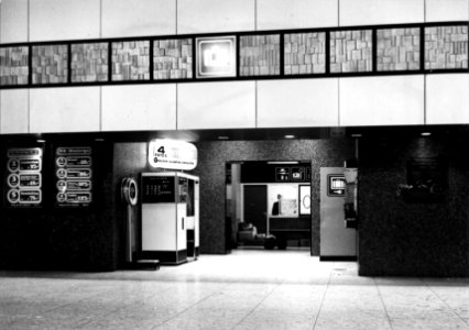 HUA-155106-Interieur van het N.S.-station Groningen te Groningen- hal met bagagebalie