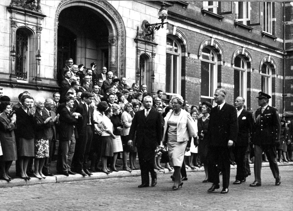 HUA-152930-Afbeelding van Koningin Juliana tijdens het bezoek aan de Nederlandse Spoorwegen te Utrecht ter gelegenheid van het 125-jarige bestaan van de spoorwegen in Nederland