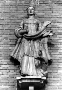 HUA-156165-Afbeelding van het door Jo Uiterwaal vervaardigde beeld aan de voorgevel van het N.S.-station Roosendaal te Roosendaal, voorstellende een vrouwenfiguur met een hert ("snelheid")