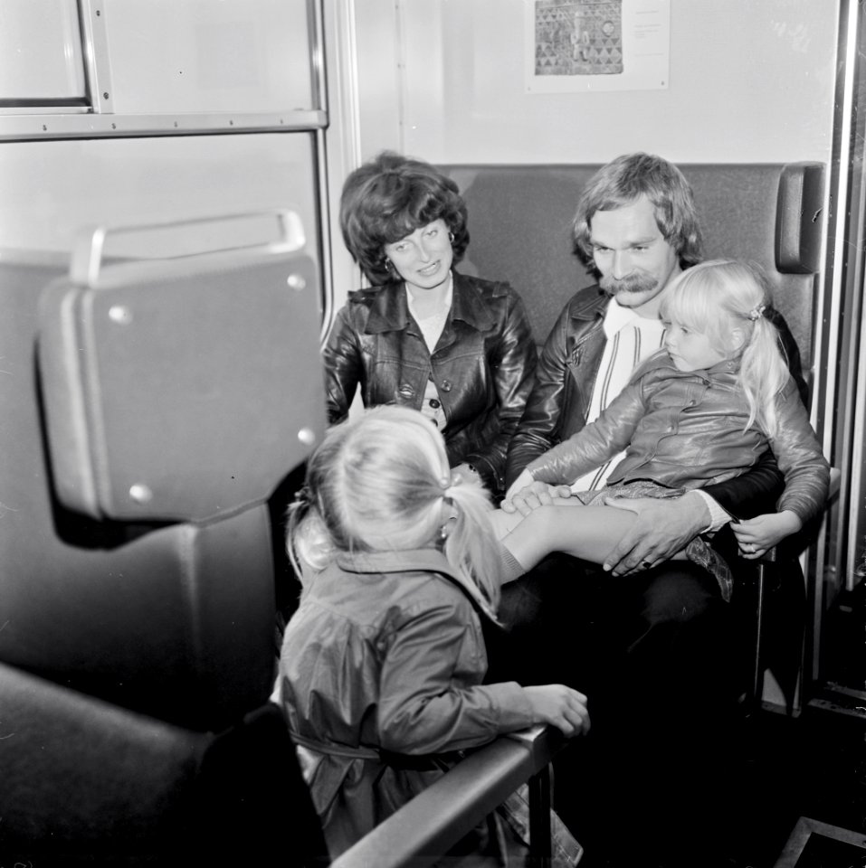 HUA-152923-Afbeelding van een gezin in een trein van de NS