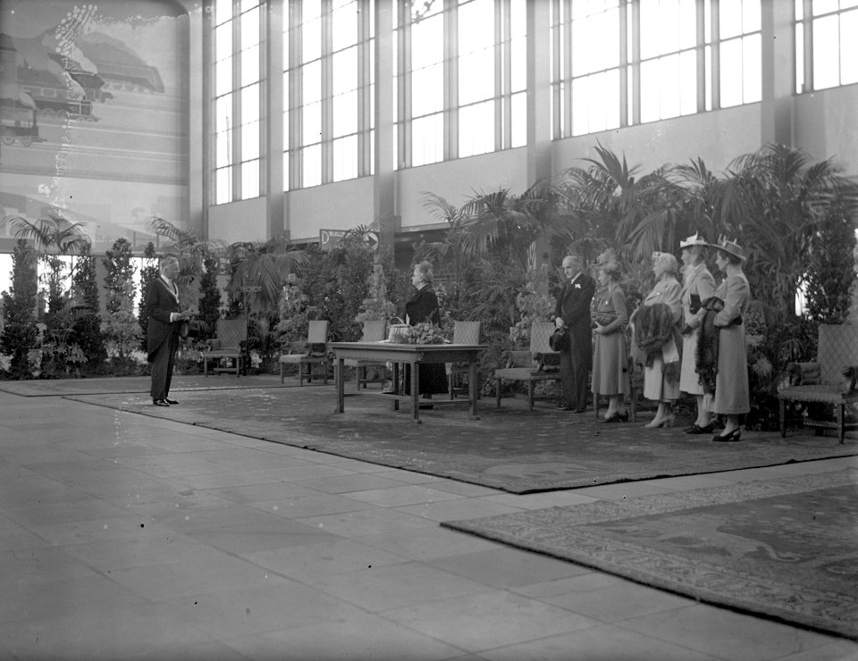 HUA-152940-Afbeelding van de burgemeester van Amsterdam mr. A.J.d' Ailly tijdens diens toepsraak voor Koningin Wilhelmina in de hal van het N.S.-station Amsterdam Amstel te Amsterdam