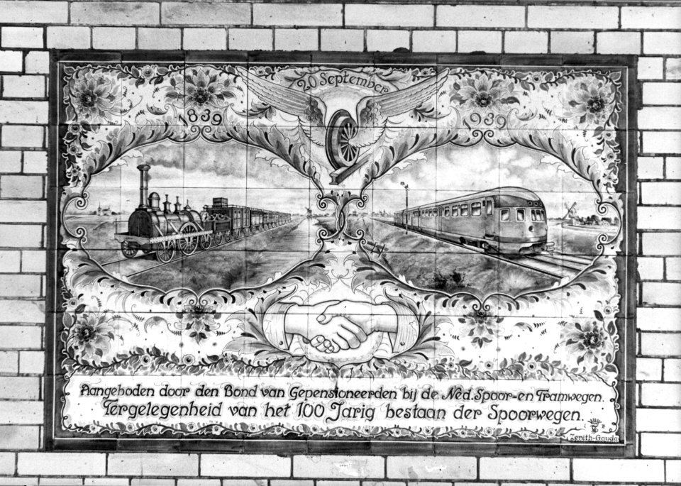 HUA-155169-Afbeelding van het tegeltableau aan het perrongebouw van het N.S.-station Haarlem, aangeboden door de Bond van Gepensioneerden bij de Nederlandse Spoor- en Tramwegen op 20 september 1939, ter gelegenh