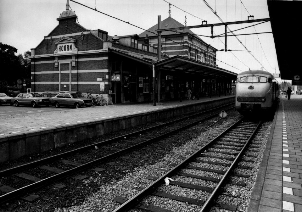 HUA-153127-Gezicht op de perronzijde van het N.S.-station Hoorn te Hoorn met rechts een electrisch treinstel mat. 1964 (plan V) van de N.S