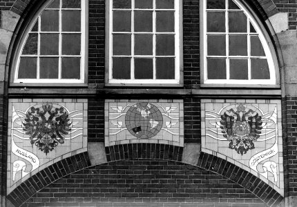HUA-156155-Afbeelding van een tableau van sectieltegels aan de gevel van het N.S.-station Roosendaal te Roosendaal, voorstellende de wapenschilden van Rusland en Oostenrijk en een wereldbol