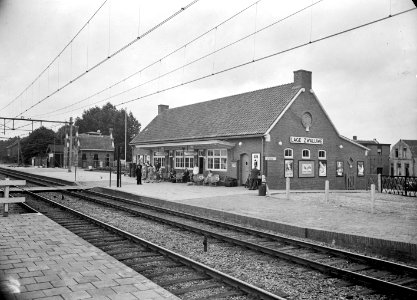 HUA-153156-Gezicht op de perronzijde van het nieuwe NS station Lage Zwaluwe te Zevenbergschenhoek