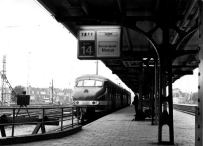 HUA-155079-Afbeelding van een electrisch treinstel mat. 1964 (plan V) van de N.S. langs een perron van het N.S.-station Utrecht C.S. te Utrecht